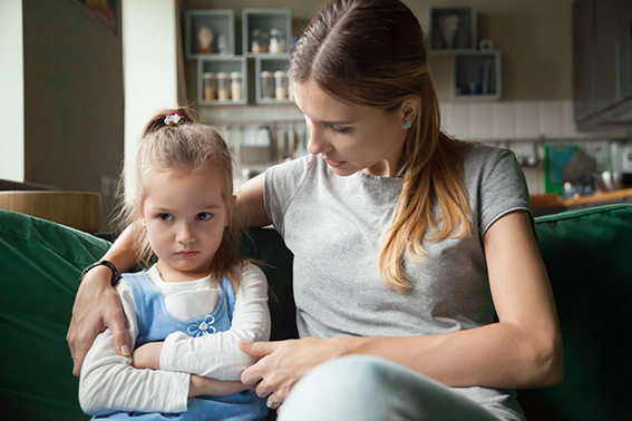 Ob ungehorsam oder aufsässig oder beim schreien, Verständnis und Liebe hilft bei trotzigen Kindern, nach und während einem Trotzanfall