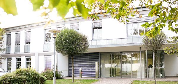Außenfotografie der Bürogebäude des Loewe Verlags in Bindlach