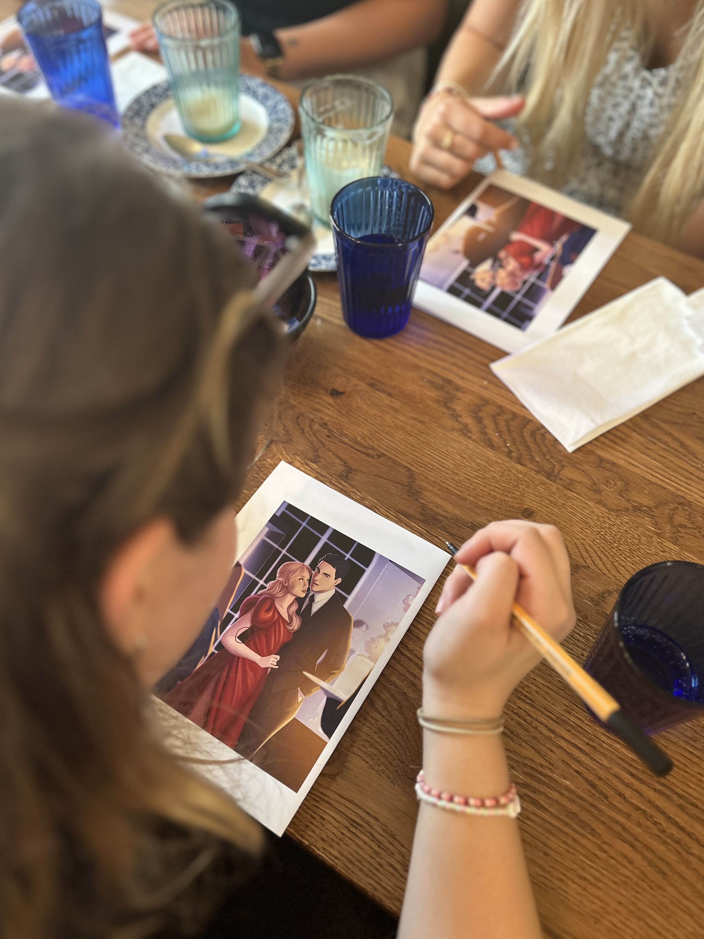 Loewe Verlag; Bloggerevent Bild des Bloggerevents zu Framed Feelings mit einer Postkarte von Vincent und Lilli