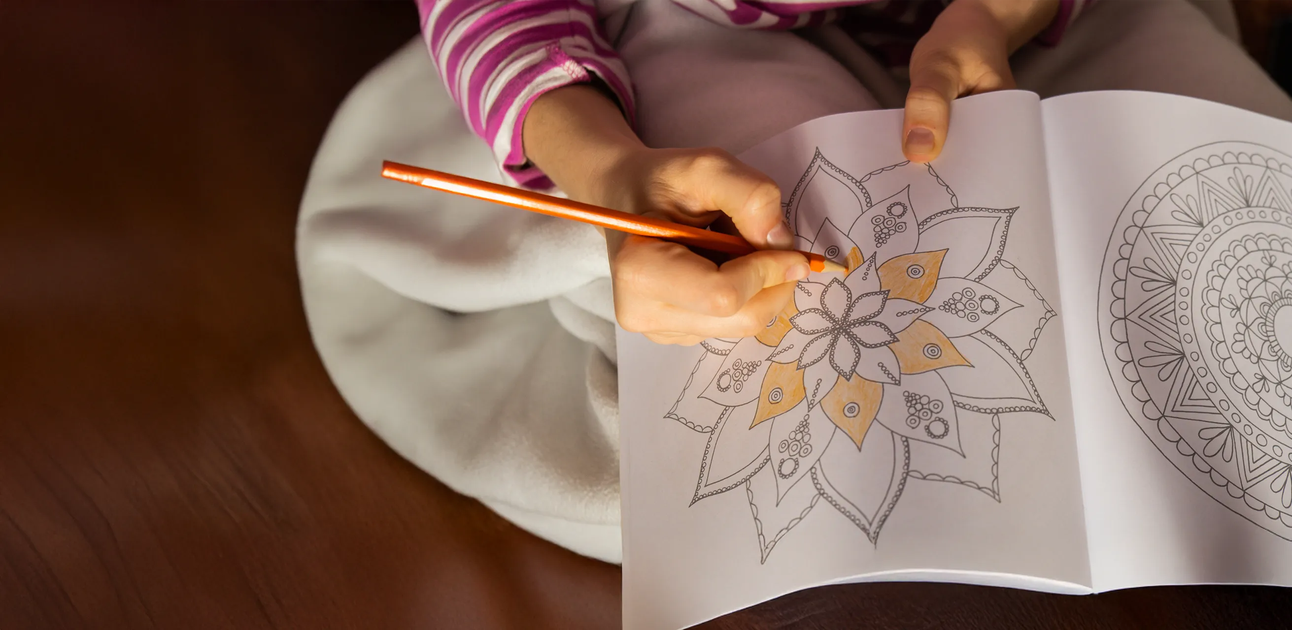Kind malt Mandalas  aus