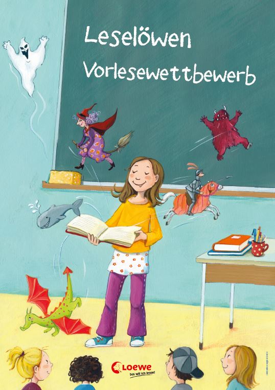 Leseloewen Vorlesewettbewerb; Mädchen steht vor einer Tafel und liest aus einem Buch vor; Linkziel: zum Leseloewen Vorlesewettbewerb