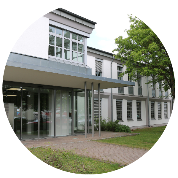 Loewe Verlag; Nachhaltiges Verlagsgebauede Haupteingang des Verlagshauses in Bindlach