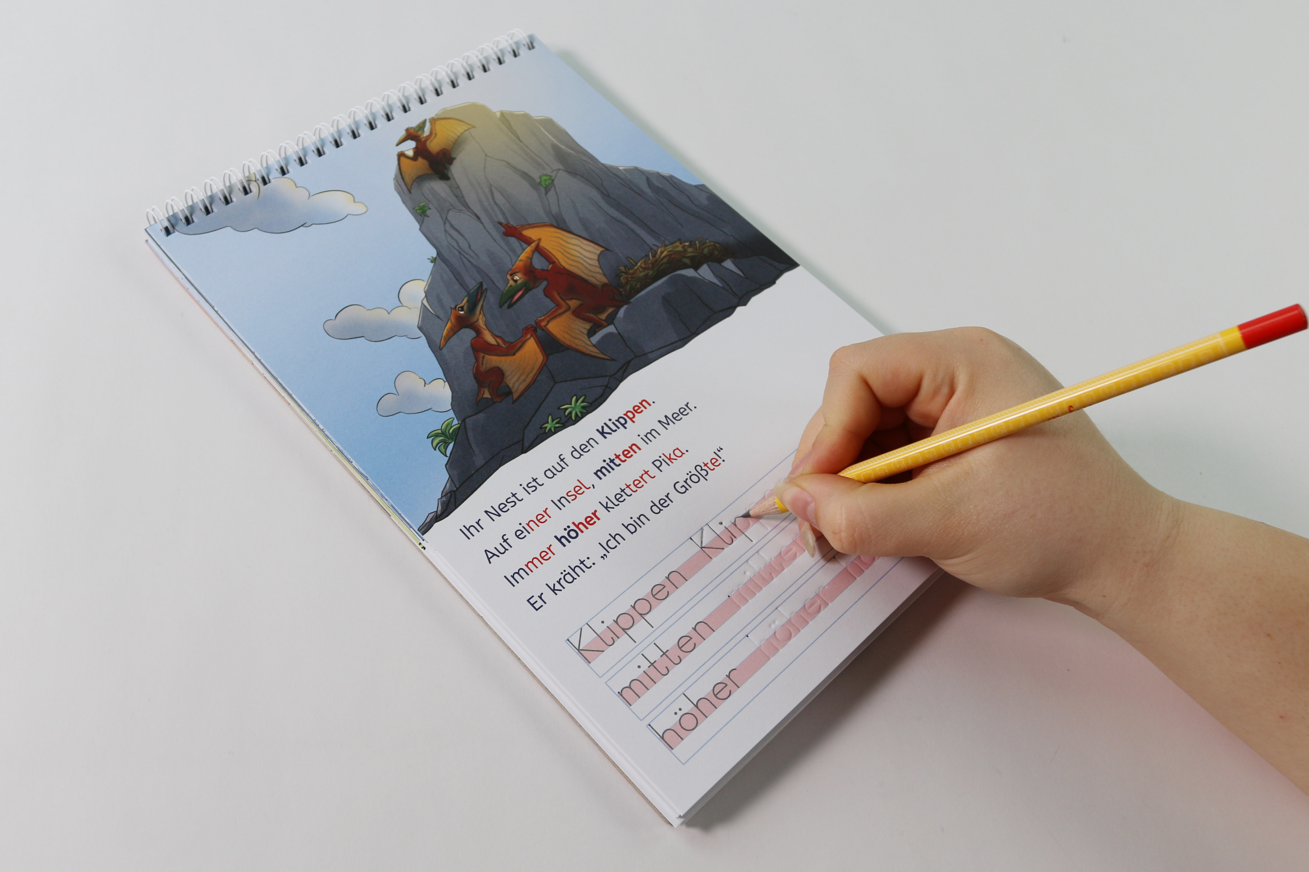 Leselöwen - Lesen und schreiben lernen mit Spurrillen - Abenteuer im Land der Dinos 9783743223448_04