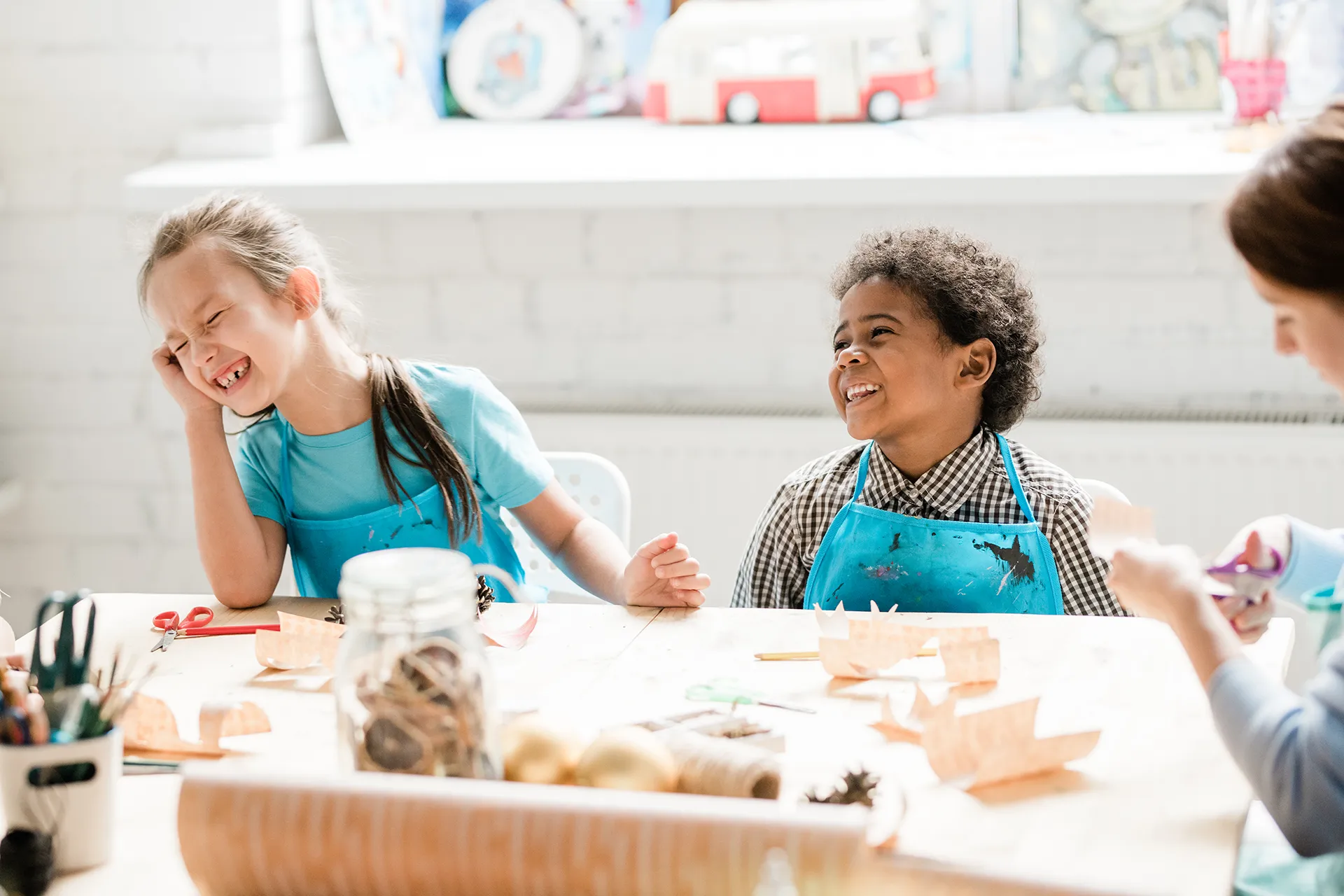 Mitmachbuecher; Bastelspaß Kinder basteln an einem Tisch