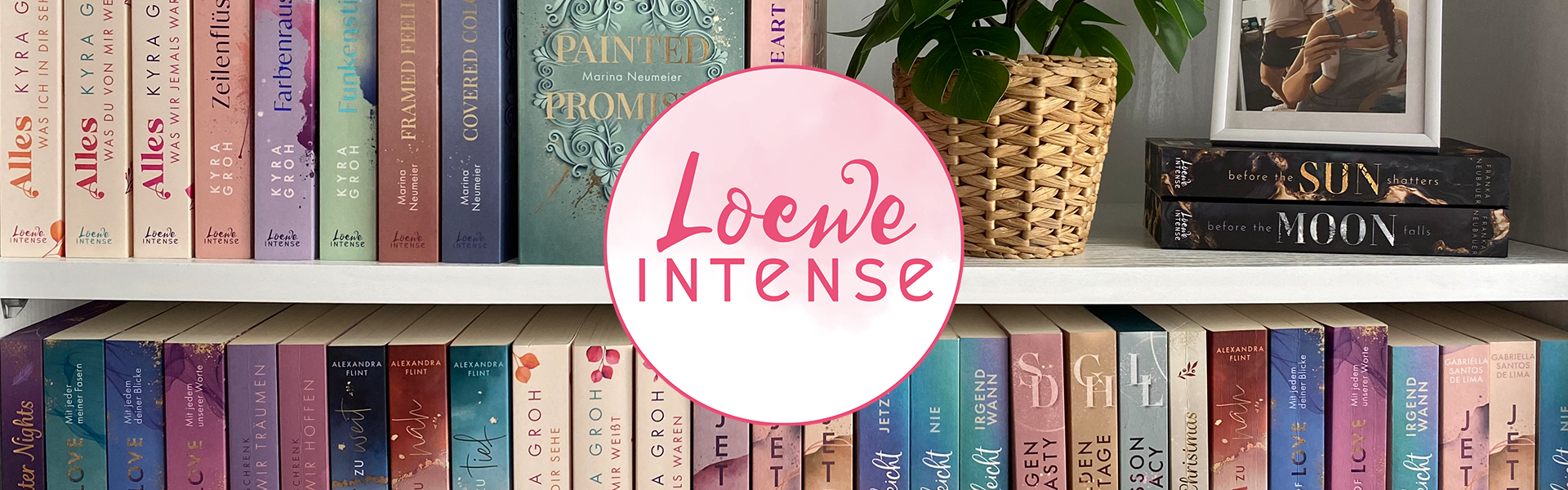 New Adult; Banner Banner Loewe Intense Logo, im Hintergrund das Buecherregal