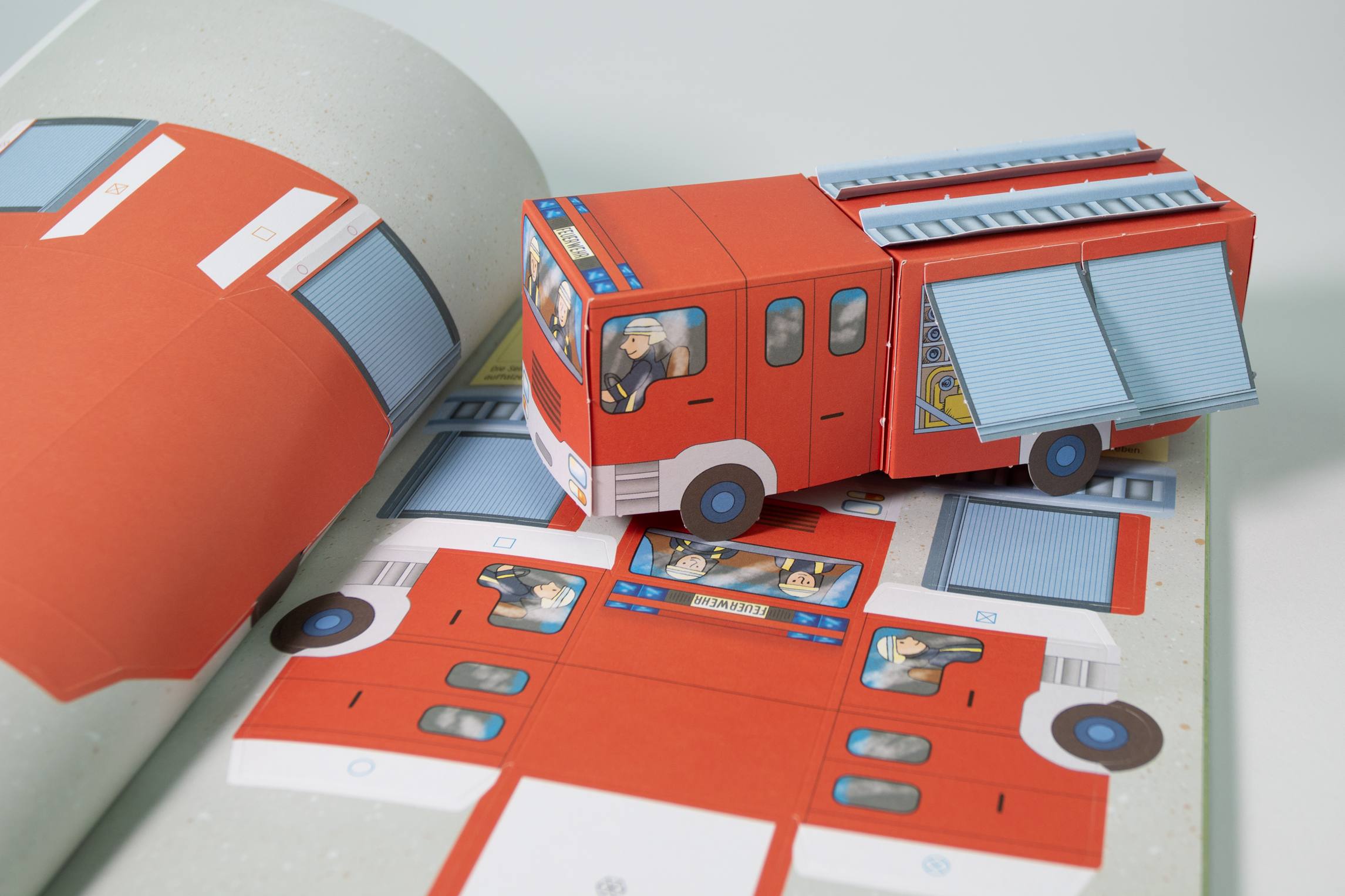 Mein 3D-Bastelbuch - Falten, kleben, spielen - Feuerwehr 9783743219427_3