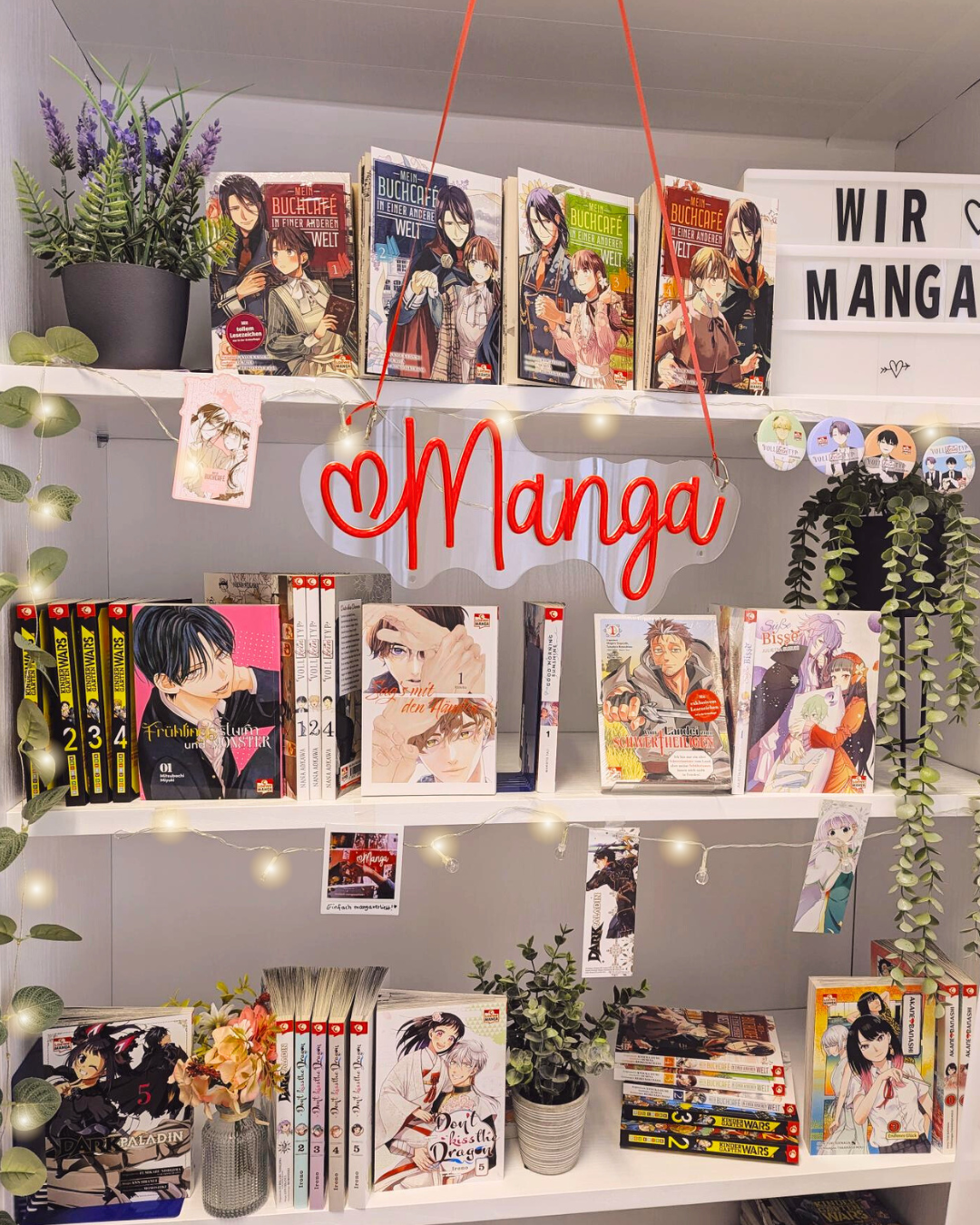 Loewe Verlag; Loewe Manga Bild des Manga-Bücherregals, Linkziel: Instagram Loewe Manga