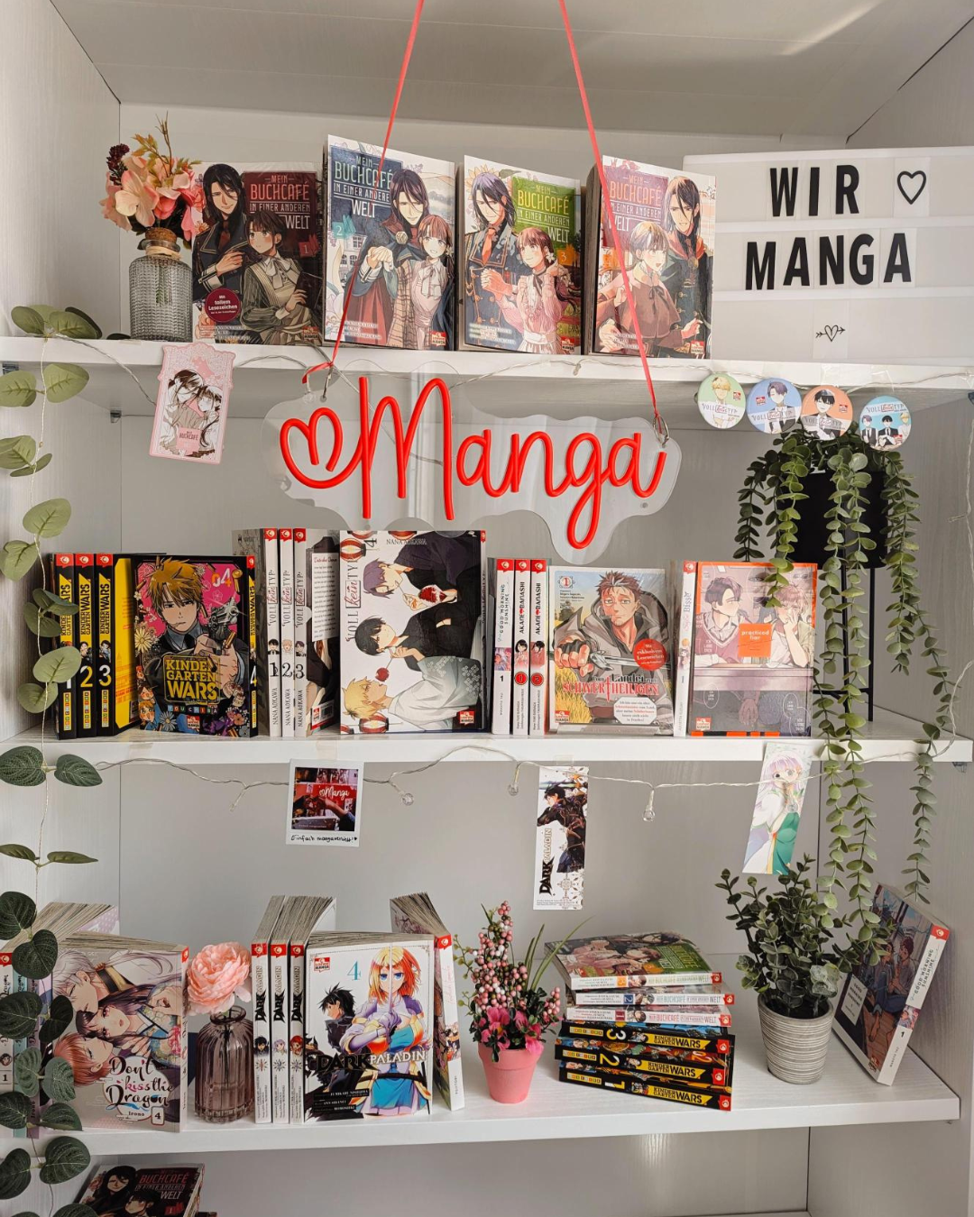 Bild des Manga-Bücherregals, Linkziel: Instagram Loewe Manga
