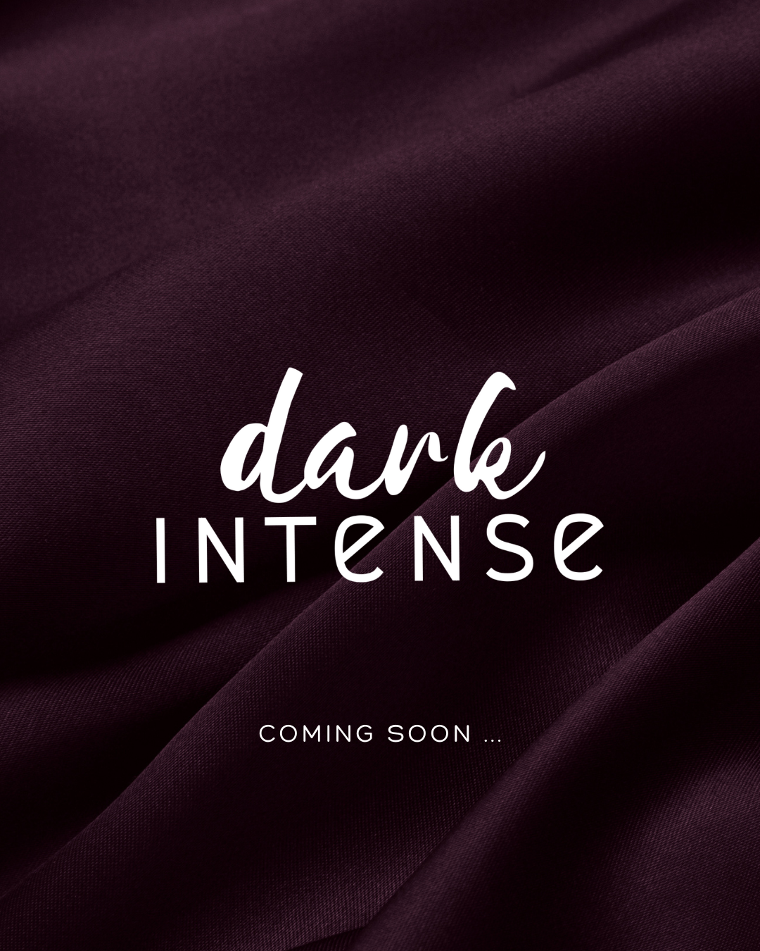 Schriftzug dark Intense - Coming soon auf lila Hintergrund, Linkziel: Instagram dark Intense Verlag