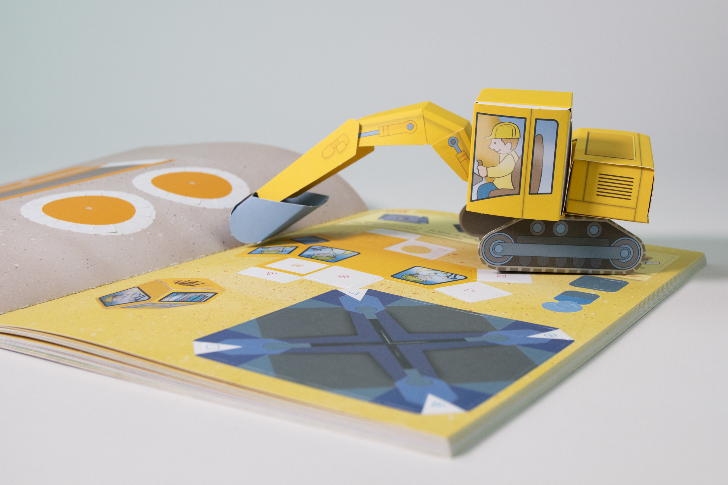 Mein 3D-Bastelbuch - Falten, kleben, spielen - Baustelle 9783743219410_3