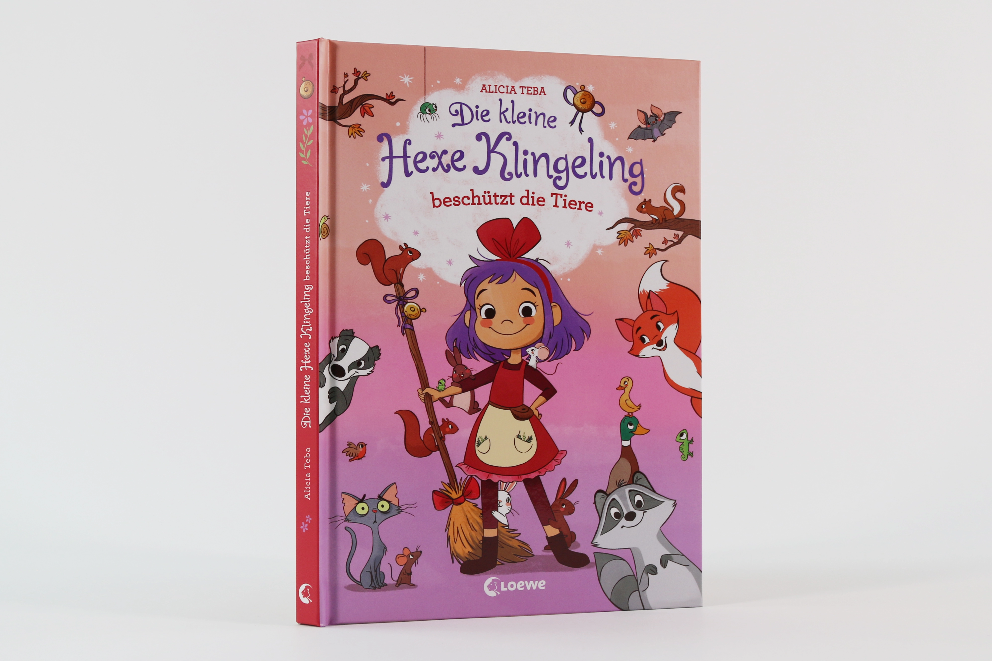 Die kleine Hexe Klingeling beschützt die Tiere 9783743225824_04