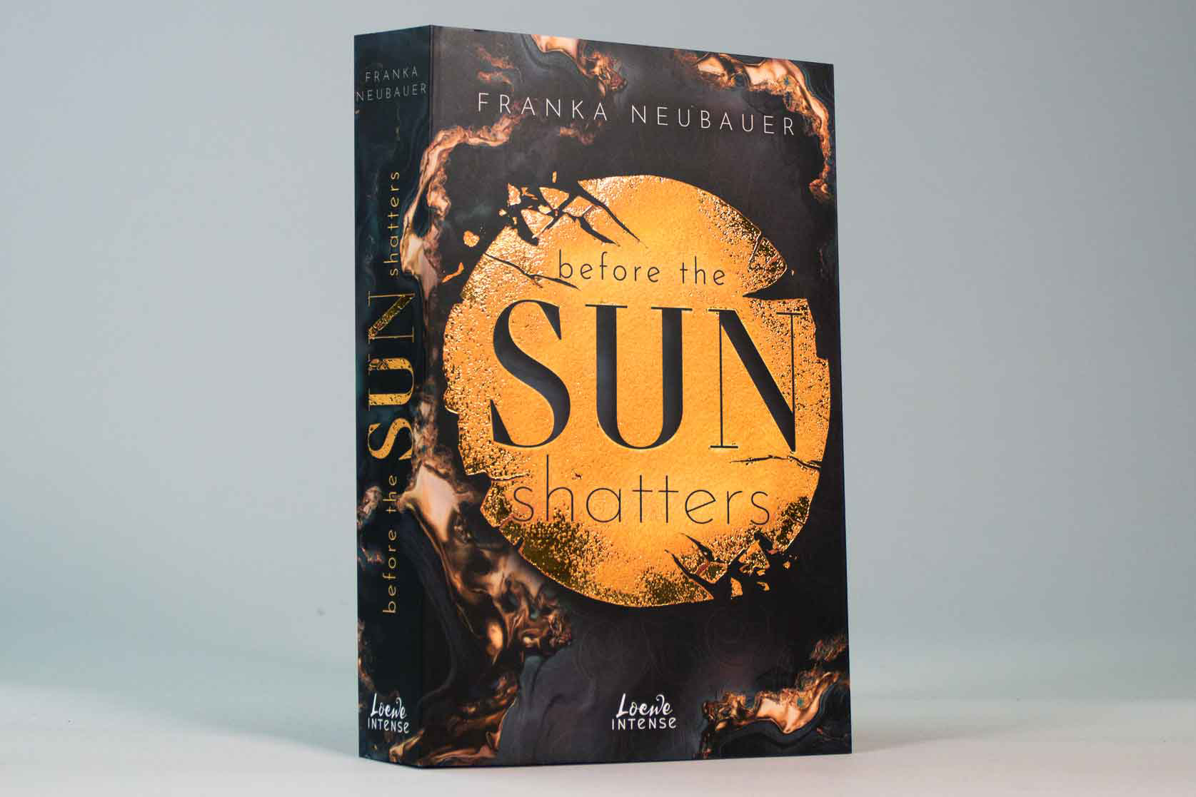 Before the Sun Shatters (Scandalous Secrets, Band 1) 9783743220379_2 Before the Sun Shatters (Scandalous Secrets, Band 1) 9783743220379_2
